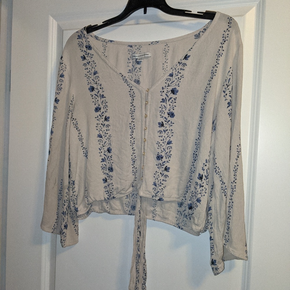 American Eagle tie front crop top